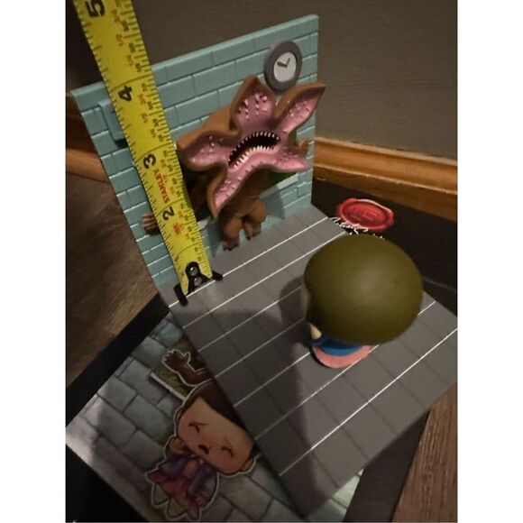 STRANGER THINGS Eleven vs Demogorgon Diorama Loot Crate Exclusive NYCC 2017 - Picture 12 of 12